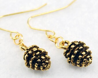 Gold Tannenzapfen - Gold Pine Cone Ohrringe, Gold Tannenzapfen Schmuck, Gold Tannenzapfen Charme, Gold Natur Schmuck, Gold Tannenzapfen, Wald