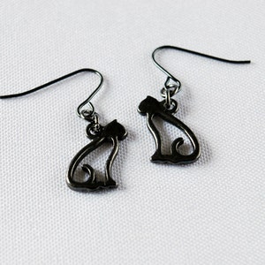 Schwarze Katze Umriss Ohrringe in Gunmetall - Schwarze Katze Ohrringe, Halloween Katze Ohrringe, Katze Charme Ohrringe, Katze Schmuck