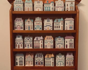 1989 Lenox Spice Village Complete Set – 24 Porcelain Jars + Original Wooden Shelf Rack – Vintage Cottagecore Kitchen Decor