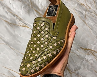 Zapatos sin cordones de cuero tejido de color verde oliva, hechos a mano con piel de becerro auténtica.