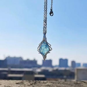Collana con acquamarina naturale avvolta a mano con filo metallico, ciondolo pietra portafortuna di marzo, gioiello minimalista con cristalli