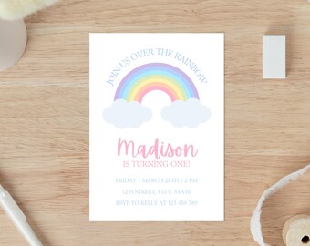 Puede incluir: Una invitación a una fiesta de cumpleaños con temática de arcoíris con un arcoíris colorido y nubes. El texto dice "Join us over the rainbow" y "Madison is turning one!" con detalles para la fiesta, incluida la fecha, la hora y la información de RSVP.