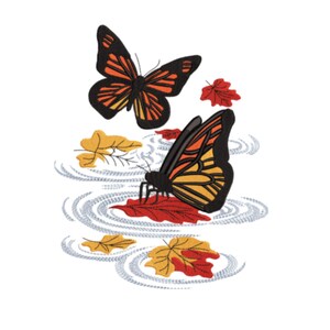 Puede incluir: Diseño bordado con dos mariposas de alas naranjas y negras, rodeadas de hojas otoñales en tonos rojos, amarillos y naranjas. Las mariposas parecen flotar sobre un patrón similar al agua.