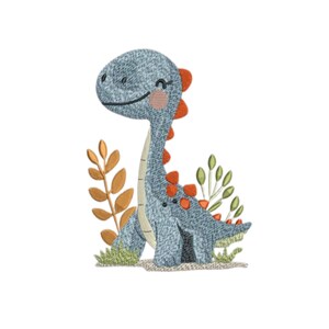 Puede incluir: Un dinosaurio azul con púas y detalles naranjas, sonriendo con mejillas rosadas. El dinosaurio está rodeado de plantas estilizadas en tonos verdes y marrones, todo sobre un fondo blanco. El diseño tiene una textura suave bordada.