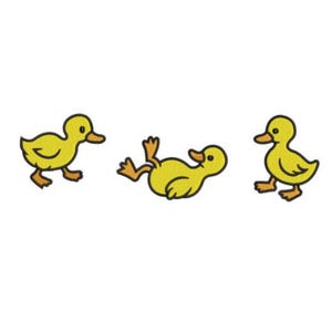 Puede incluir: Tres patitos amarillos bordados sobre un fondo blanco. Un patito está tumbado boca arriba, mientras que los otros dos están de pie, uno caminando y el otro de pie. Los patitos tienen picos y patas naranjas.