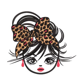 Puede incluir: Diseño bordado de una cara estilizada con un gran lazo con estampado de leopardo. La cara tiene ojos grandes, pestañas largas, labios rojos y pendientes rojos en forma de lágrima. El pelo negro enmarca la cara y el lazo tiene detalles rosas.