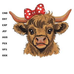 Puede incluir: Imagen bordada de una vaca de las Tierras Altas con un lazo rojo con lunares blancos. La vaca tiene pelaje marrón, ojos grandes y cuernos curvos. La imagen es detallada y parece un diseño para bordado o una artesanía similar.