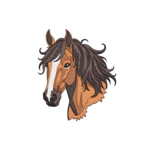 Puede incluir: Cabeza de caballo bordada con pelaje marrón y canela, crin marrón oscuro y una raya blanca en la cara. La cabeza del caballo está ligeramente girada, con puntadas detalladas que crean una apariencia realista. El fondo es blanco.