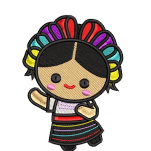 Puede incluir: Muñeca bordada con rasgos infantiles, con rostro beige, cabello negro y un tocado multicolor. Viste blusa blanca y falda a rayas. El diseño está delineado en negro y muestra una expresión sonriente.