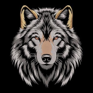 Puede incluir: Cabeza de lobo bordada con pelaje gris y blanco detallado, ojos ámbar y nariz marrón. Las orejas del lobo tienen detalles dorados. La imagen está sobre un fondo negro sólido, creando un contraste llamativo.