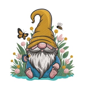 Puede incluir: Ilustración de un gnomo de jardín con una larga barba blanca, que lleva un sombrero amarillo y un atuendo azul. Una mariposa y una abeja están cerca del gnomo, rodeadas de flores y vegetación. El gnomo sostiene un pequeño objeto.