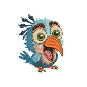 Puede incluir: Pájaro de dibujos animados bordado con plumas azules, detalles marrones y un gran pico naranja. El pájaro tiene grandes ojos verdes y una boca abierta, creando una apariencia expresiva. El diseño es adecuado para un proyecto de bordado o un parche.
