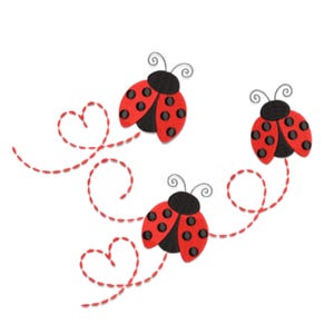 Puede incluir: Tres mariquitas rojas y negras con antenas negras y alas punteadas rojas sobre un fondo blanco. Cada mariquita está conectada a una línea de puntos roja en forma de corazón, creando un diseño caprichoso.