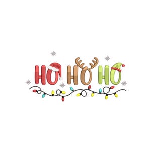 Puede incluir: Un diseño navideño festivo con las palabras "HO HO HO" en letras coloridas y caprichosas. Las letras están adornadas con elementos navideños como un gorro de Papá Noel, cuernos de reno y un gorro de elfo. Una cadena de luces de colores se suma al alegre tema navideño.