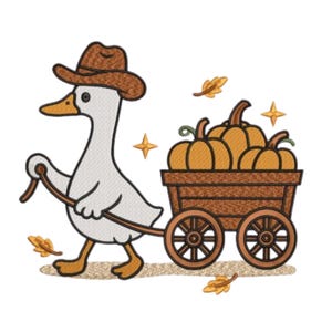 Puede incluir: Ilustración bordada de un ganso con sombrero de vaquero marrón, tirando de un carro de madera lleno de calabazas. El carro tiene ruedas de radios. Estrellas doradas y hojas de otoño están esparcidas.