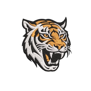 Puede incluir: Parche bordado con la cabeza de un tigre con la boca abierta, mostrando los dientes. El diseño utiliza hilos negros, blancos y naranjas, creando una apariencia detallada y texturizada. La cara del tigre está centrada, con un fondo blanco.