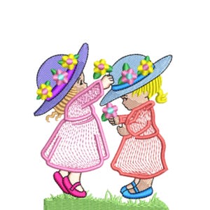 Puede incluir: Diseño bordado con dos niñas con vestidos y sombreros, cada una sosteniendo flores. Las niñas están de pie sobre un trozo de hierba verde. Los sombreros están decorados con flores.