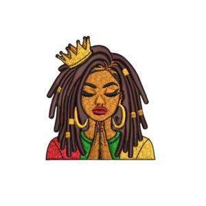 Puede incluir: Parche bordado que representa a una mujer negra con los ojos cerrados, con una corona dorada y pendientes de aro dorados. Sus rastas son marrones con detalles dorados. Lleva una camiseta verde, roja y amarilla, con las manos juntas en oración.