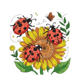 Puede incluir: Diseño bordado con un girasol y tres mariquitas rojas con lunares negros. También se incluye una pequeña mariposa marrón y hojas verdes. La obra de arte está sobre un fondo blanco.