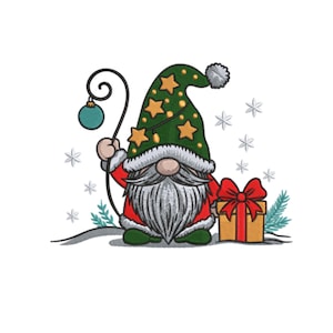 Puede incluir: Ilustración de un gnomo navideño con un gorro verde adornado con estrellas doradas y un pompón blanco. El gnomo lleva un abrigo rojo y sostiene un adorno turquesa. Un regalo envuelto con un lazo rojo está al lado del gnomo.