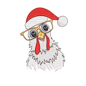 Puede incluir: Imagen bordada de una gallina blanca con un gorro de Papá Noel rojo y gafas con montura dorada. La gallina tiene una cresta y barbillas rojas. El diseño está sobre un fondo blanco, ideal para manualidades navideñas.