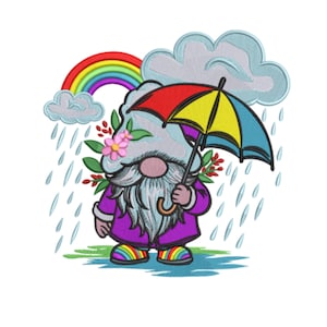 Puede incluir: Diseño bordado de un gnomo de jardín con abrigo morado y zapatos a rayas arcoíris, sosteniendo un paraguas colorido. Un arcoíris y lluvia completan la escena caprichosa. El gnomo tiene una larga barba blanca y lleva un sombrero con flores.