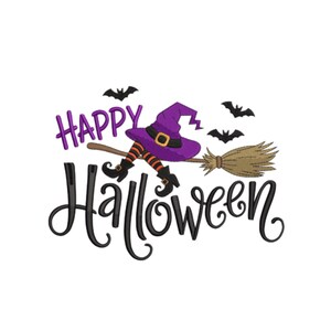 Puede incluir: Un diseño de Halloween con un sombrero de bruja morado y piernas a rayas montadas en una escoba. Las palabras "Happy Halloween" están escritas en púrpura y negro, con murciélagos volando.