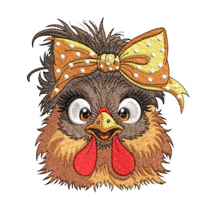 Puede incluir: Imagen bordada de una cabeza de pollo de dibujos animados con ojos grandes y expresivos y un lazo amarillo con lunares blancos. El pollo tiene plumas marrones y tostadas, una cresta y barbillas rojas y un pico amarillo. El diseño está sobre un fondo blanco.