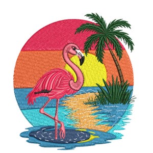 Puede incluir: Diseño bordado con un flamenco rosa en el agua, sobre un fondo de puesta de sol con un sol amarillo, una palmera y agua azul. El fondo tiene tonos de naranja, rosa y azul.