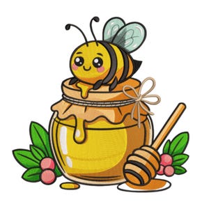 Puede incluir: Ilustración de dibujos animados de una abeja sonriente sobre un tarro de miel. El tarro está lleno de miel dorada, con un cucharón de miel de madera y hojas verdes con bayas rosas. La abeja tiene rayas negras y amarillas.