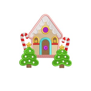 Puede incluir: Diseño bordado navideño con una casa de jengibre con tejado rosa, paredes color canela y puerta turquesa. Dos bastones de caramelo y dos árboles de Navidad verdes con estrellas flanquean la casa. El diseño está sobre fondo blanco.