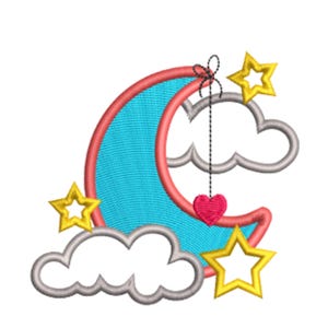 Puede incluir: Diseño bordado con una luna creciente con interior azul claro y contorno rojo. El diseño incluye estrellas amarillas, nubes grises y un corazón rosa colgante, todo sobre un fondo blanco. El diseño es probablemente para un tema de bebé o guardería.