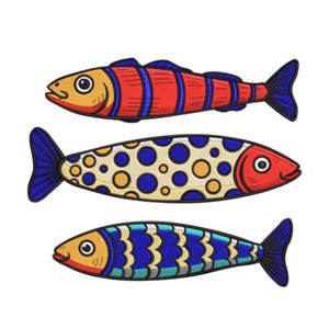 Puede incluir: Tres peces bordados en colores vibrantes. El pez superior es rojo y amarillo con detalles azules. El pez del medio tiene un cuerpo crema con lunares azules y amarillos. El pez inferior es azul y amarillo.