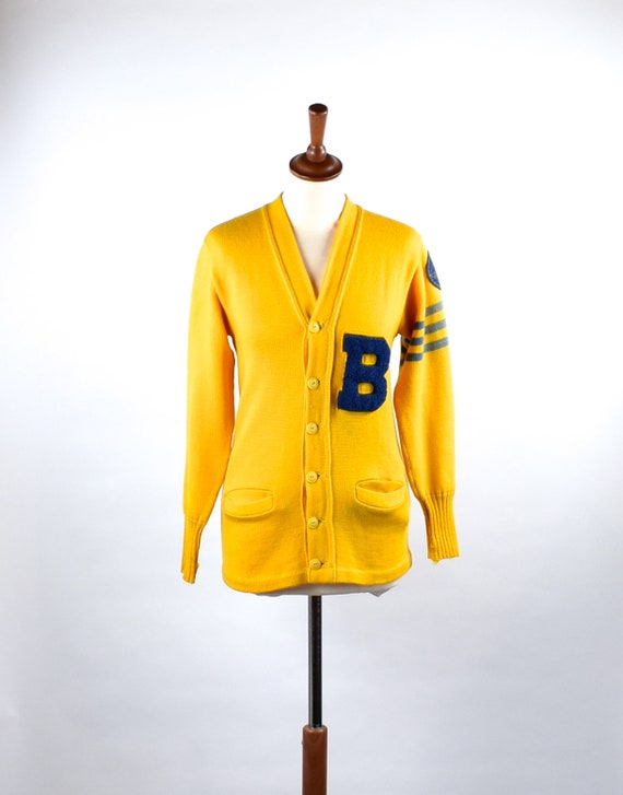 1950 ' s Cardigan jaune Letterman B avec Chenille B Letterman avec District Champs Patch, Lanza - Roper & Lanza tricot Company, Boston Massachusetts 33f8ae 1950 ' s Cardigan jaune Letterman B avec Chenille B Letterman avec District Champs Patch, Lanza - Roper & Lanza tricot Company, Boston Massachusetts 33f8ae