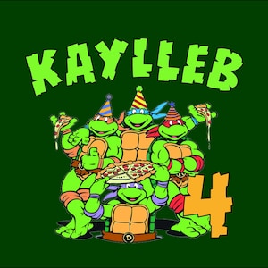 Può includere: Grafica verde con le Tartarughe Ninja che tengono la pizza e indossano cappelli da festa. Il nome "KAYLLEB" è in grandi lettere verdi sopra le tartarughe, con il numero "4" in arancione a destra.