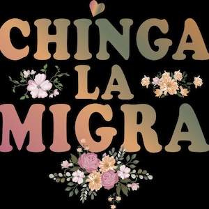 Könnte beinhalten: Schwarzes Grafikdesign mit den Worten "CHINGA LA MIGRA" in Farbverlauf-Orange, Grün und Braun. Blumengestecke in Rosa, Pfirsich und Weiß umgeben den Text. Eine Herzform befindet sich über dem Wort "CHINGA".