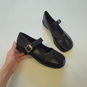 Zapatos planos Tabi hechos a mano para mujer, estilo Mary Jane, con abertura, estilo vintage. Zapatos Tabi con puntera abierta. Calzado tipo bailarina en blanco y negro.