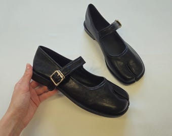 Zapatos planos Tabi hechos a mano para mujer, estilo Mary Jane, con abertura, estilo vintage. Zapatos Tabi con puntera abierta. Calzado tipo bailarina en blanco y negro.