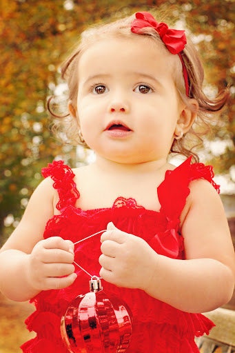 Bébé avec le bandeau rouge photo stock. Image du rire - 85047582