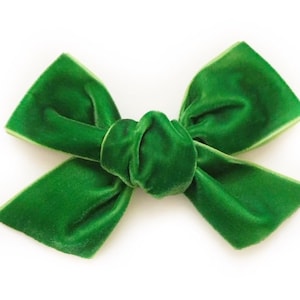 Fiocco verde Kelly, fiocco in velluto verde, fiocco verde smeraldo, fiocco verde per bambine, fiocco in tessuto, fiocco in velluto, fiocco annodato a mano, fascia per capelli con fiocco verde
