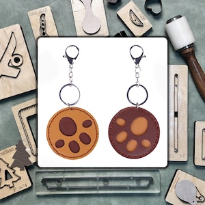 Portachiavi fai da te con fustella a forma di zampa di gatto: crea un portachiavi in pelle personalizzato con un design dettagliato a forma di zampa di gatto come regalo per la fidanzata.