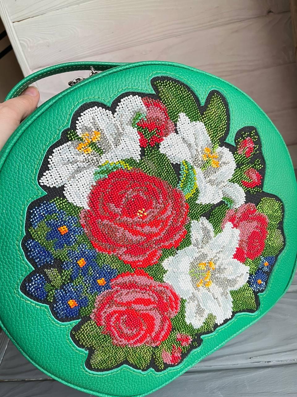 ハンドメイドレザークロスボディバッグ：花柄刺繍ショルダーバッグ 