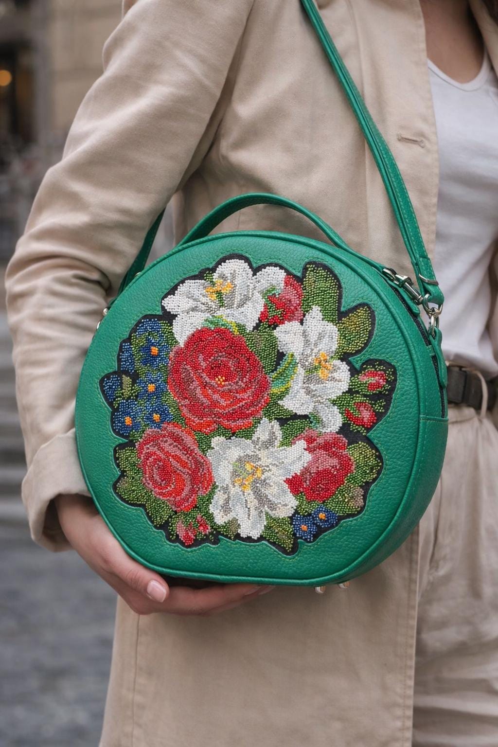 ハンドメイドレザークロスボディバッグ：花柄刺繍ショルダーバッグ 