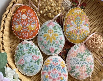 Handbroderade påskäggsdekorationer – Set med tygpysanky med blommig korsstygn, vårdekoration