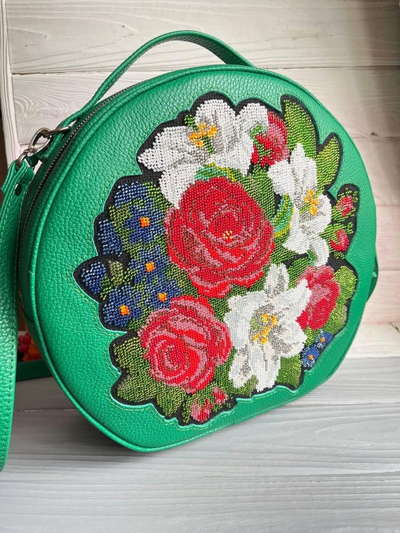 ハンドメイドレザークロスボディバッグ：花柄刺繍ショルダーバッグ 