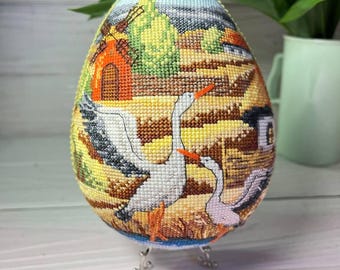 Huevo de Pascua bordado a mano – 15 cm con escena de cigüeña y soporte de exhibición