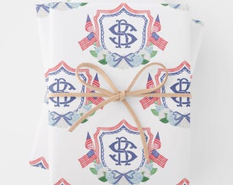 Trabajo de diseño personalizado para papel de regalo personalizado: bandera estadounidense en acuarela y escudo monograma de hortensias. Lea la descripción para obtener más detalles.