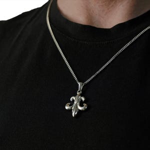 ユリのネックレス、スターリングシルバー製のフルール・ド・リス