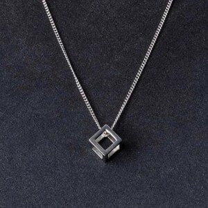 Würfel-Kettenhalskette, winziger offener quadratischer Würfelanhänger, geometrische Goldwürfel-Charme-Halskette aus Edelstahl für Unisex-Männer und Frauen