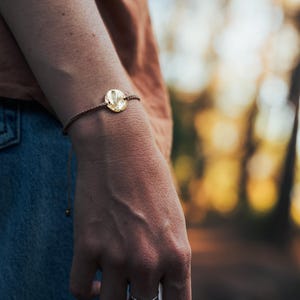 Dunne armband van gehamerd messing